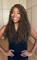 WIG LOLA - CASTANHO COM MECHAS COR 27/30 (BIO FIBRA)