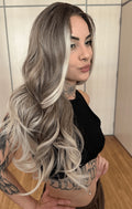 LACE WIG ARLENE - LOIRO ACINZENTADO MECHA FRONTAL 18G/60D(PREMIUM)